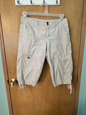 Bandolino Women’s Beige Cargo Capris with Drawstring SZ 8 Waist 32”  Rise 10 EuC